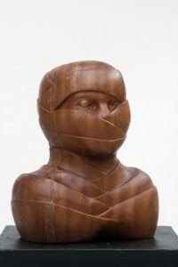 Antonina Wysocka-Jończak "Subiektywny I", 1980, drewno, dzięki uprzejmości Centrum Rzeźby Polskiej w Orońsku, fot. Jan Gaworski