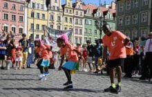 Artystyczna Parada Uliczna Lelenfant | kolorowym krokiem przez Wrocław