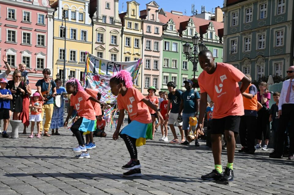 Artystyczna Parada Uliczna Lelenfant | kolorowym krokiem przez Wrocław