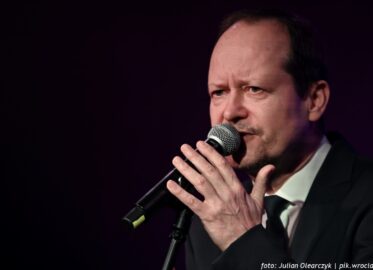 Jacek Bończyk w Firleju  | recital „Absolutnie” w ramach „Męskiej strony piosenki”