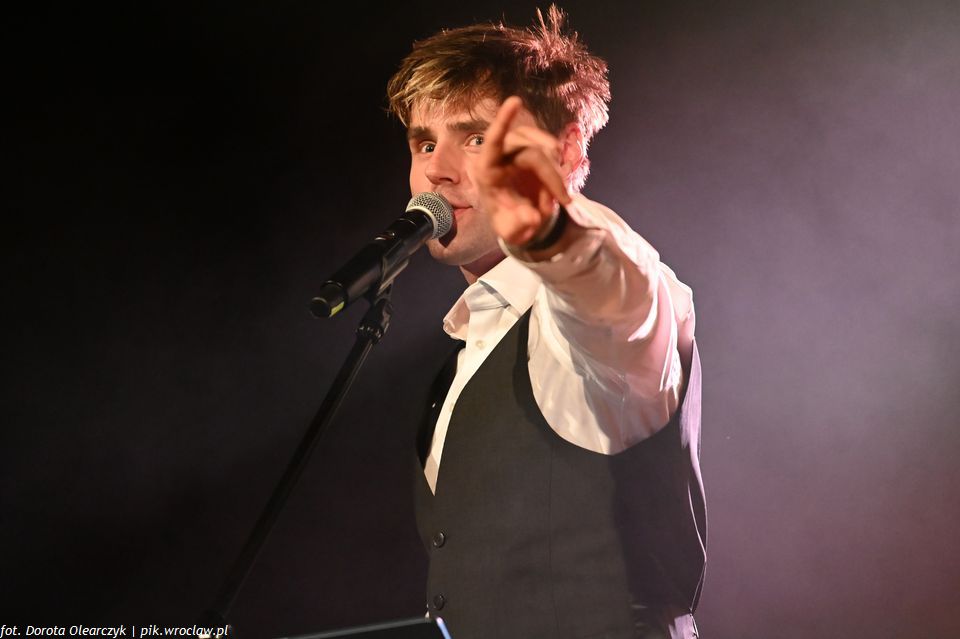 Zachwycający eklektyczny Marcin Januszkiewicz w akustycznej formie
