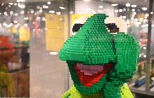 Olbrzymia gitara w Sky Tower | wystawa z klocków Lego