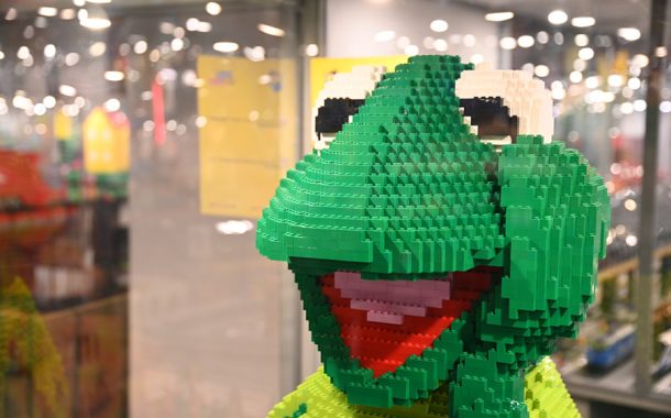 Olbrzymia gitara w Sky Tower | wystawa z klocków Lego