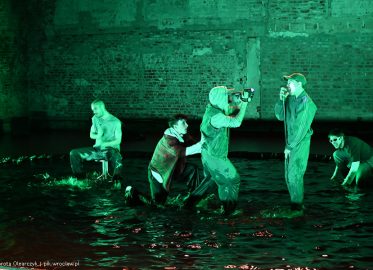 „Little” w Pantomimie | ostry i głośny obraz dojrzewania