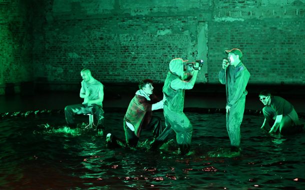 „Little” w Pantomimie | ostry i głośny obraz dojrzewania