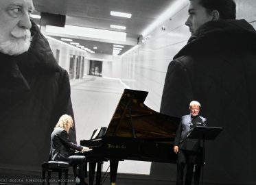 Monochromatyczny nokturn w kameralnej pieśni | „Podróż zimowa 3.0” premierowo w Operze Wrocławskiej