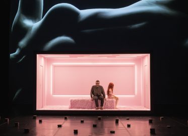 Silikon i czułość, czyli ratunek przed samotnością? | „Deus sex machina” – premiera we WTW