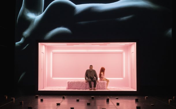 Silikon i czułość, czyli ratunek przed samotnością? | „Deus sex machina” – premiera we WTW